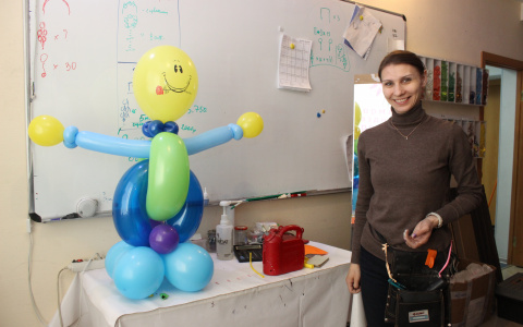 Сыктывкарский аэродизайнер рассказала, как из шаров сделать платье и «Губку Боба»