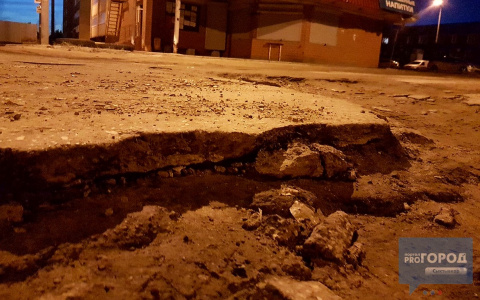 В Сыктывкаре нашли дорогу, которая выглядит, как после бомбежки (фото)