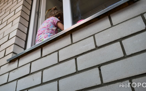 В Сыктывкаре ребенок сидел в проеме открытого окна