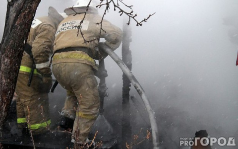В Коми загорелся деревообрабатывающий завод