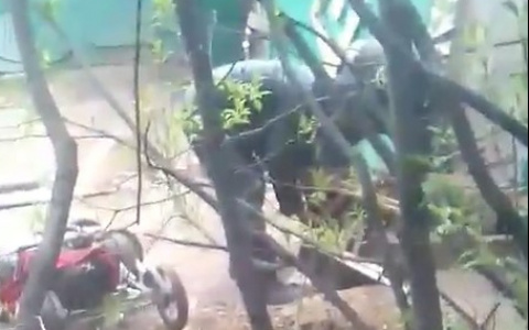 Бомжи воруют металлолом со стройки в центре Сыктывкара (видео)