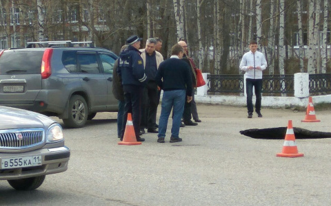 В одной из главных улиц Печоры асфальт провалился под землю (фото, видео)