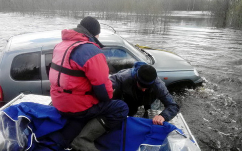В Коми водитель чуть не утонул два раза, спасая свою «Ниву» из воды (фото)