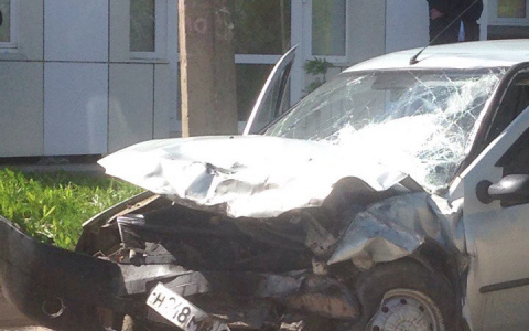 В Сыктывкаре «Ленд Крузер» на скорости влетел в «Рено», в которой был ребенок