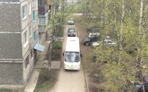 В Сыктывкаре водители превратили двор жилого дома в оживленную трассу (видео)