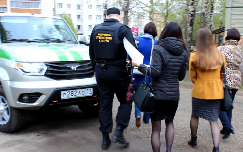 В Сыктывкаре у 27-летней матери отобрали троих детей (фото)