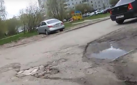 Велосипедист отчаянно искал ровные тротуары в Сыктывкаре (видео)