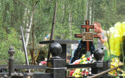 В Сыктывкаре кладбищенскую торговку цветами задержали полицейские