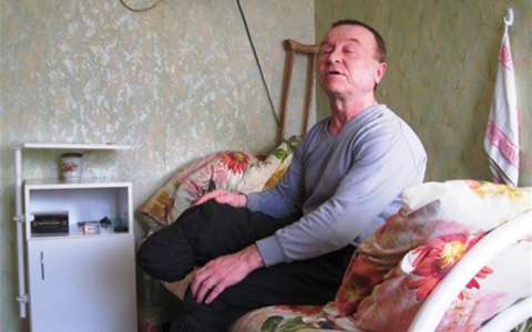 В Коми безногий слепой инвалид полз на коленях, чтобы получить медпомощь