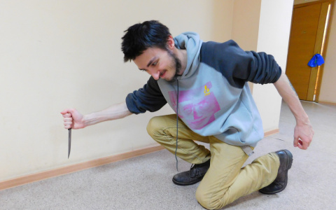 В Коми мужчина обиделся на таксиста, но напал с ножом на его родственника