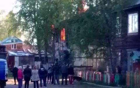 В сыктывкарском Лесозаводе вспыхнул деревянный жилой дом, есть погибшие (видео)