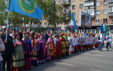 День города в Сыктывкаре начался с шествия многотысячной колонны (фото)
