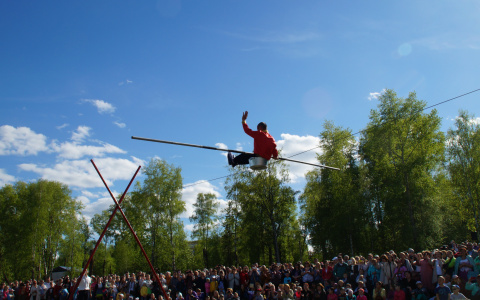 В Сыктывкаре дагестанский канатоходец исполнил смертельный номер (фото, видео)
