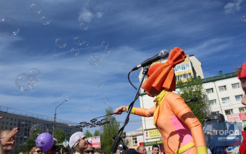 В Сыктывкаре на площадке «под часами» в День города дети ловили мыльные пузыри (фото, видео)