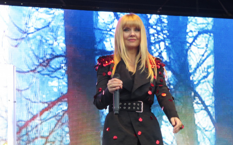 На концерте Валерии в Сыктывкаре за сценой за нее переживал муж Иосиф Пригожин (фото, видео)