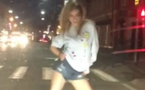 В Смоленске девушка танцевала на проезжей части среди машин (видео)