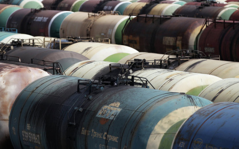 В Коми с рельсов сошла цистерна с щелочью