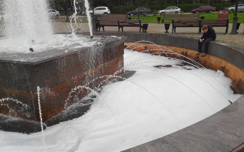 В Сыктывкаре в фонтан на Театральной насыпали стирального порошка