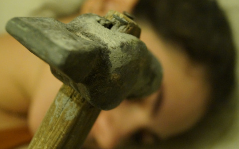 В Коми подросток заманил таксиста в подъезд и стал бить молотком