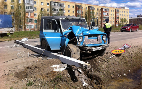 В Коми машина снесла столб, а виновники сбежали с места ДТП (фото)