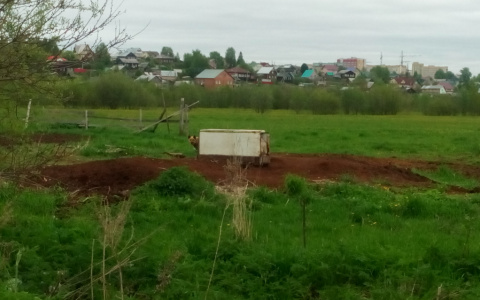 Сыктывкарцы в гневе: пса привязали к холодильнику в поле и оставили умирать (фото)