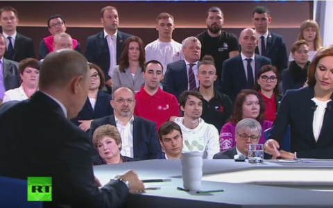 Во время прямой линии сыктывкарка подарила Путину медведя с надписью "Я люблю Коми"