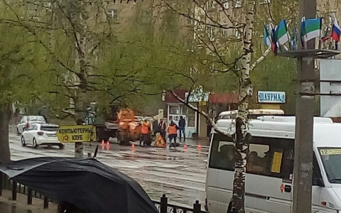 В Коми рабочие ремонтировали асфальт под проливным дождем