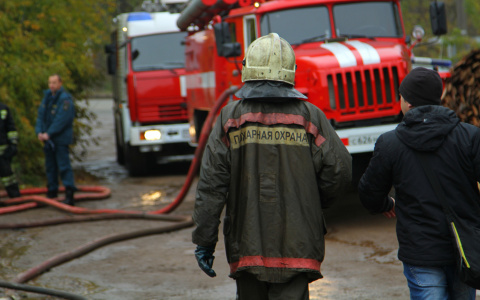 В Сыктывкаре на трассе сгорела половина КАМАЗа