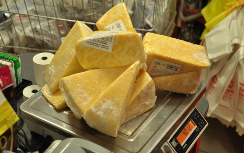 Сыктывкарцы в одном из магазинов купили тухлый сыр с плесенью (фото)