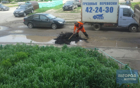 В Сыктывкаре дорожники ремонтировали лужу вместо ямы (фото)