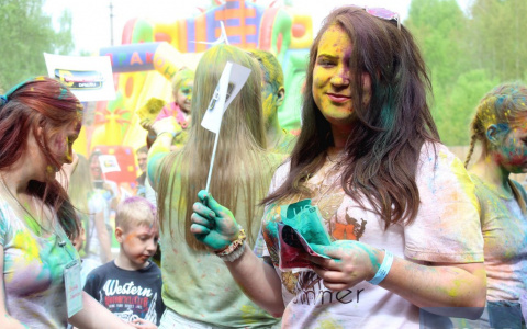 Сыктывкарцы раскрасили друг друга на фестивале красок Холи (фото)