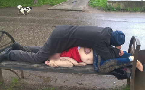 Сыктывкарцы возмущены тем, что полуголые бомжи спят в обнимку в центре города (фото)