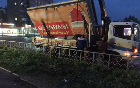 На "кольце" в Сыктывкаре снесли рекламные щиты (фото)