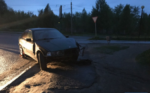 В Сыктывкаре автомобиль влетел в крыльцо салона красоты (фото)