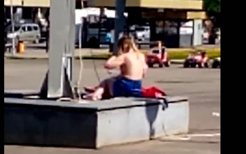 Раскрепощённая сыктывкарка загорала топлес в центре города (видео)