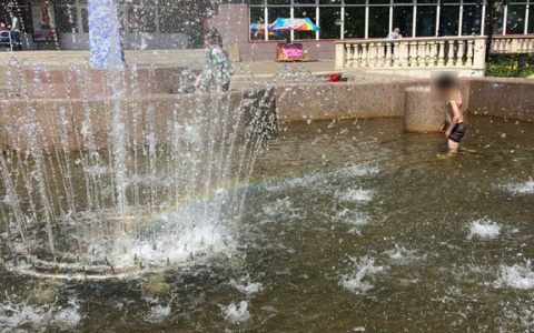 В Сыктывкаре маленький мальчик без присмотра родителей купался в фонтане (фото)