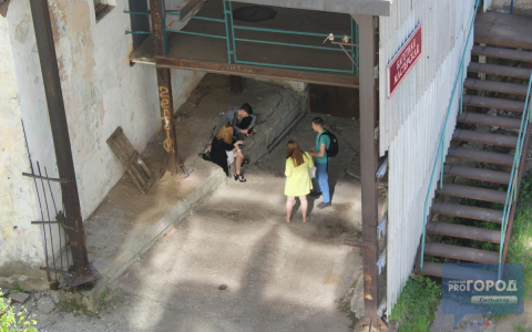 В Сыктывкаре подростки курили и выпивали, прячась во дворе дома (фото, видео)