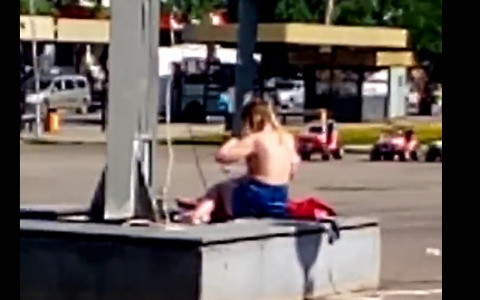 Сыктывкарцы обсудили грудь раздетой девушки в центре города