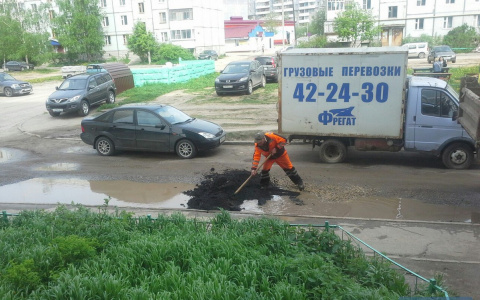 Мэрия Сыктывкара прокомментировала ремонт лужи во дворе дома