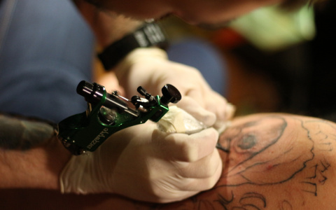 В Сыктывкаре проверяют тату-салон