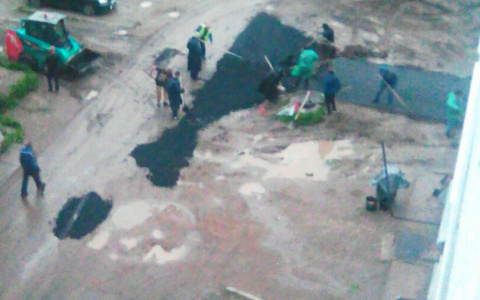 В Сыктывкаре новый асфальт закидывали в лужи и мокрую грязь (фото, видео)