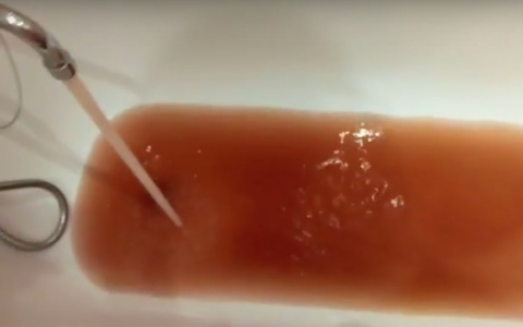 В Сыктывкаре из крана льётся «Кока-кола» (видео)