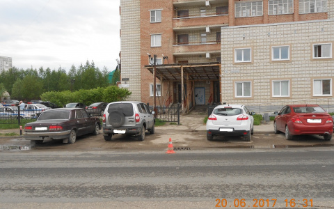 В Коми автоледи на "Мазде" сбила девочку, ребенку раздробило череп (фото)