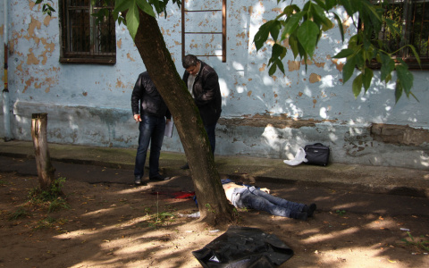 В Сыктывкаре во дворе жилого дома нашли труп мужчины