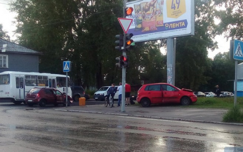 В Сыктывкаре "Фольксваген" столкнулся с "Рено" и вылетел на тротуар (фото)