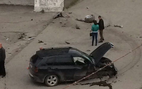В Коми BMW X5 въехал в жилой дом и разлетелся на части (фото)