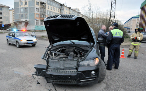 Появились фото с места ДТП в Коми, где BMW X5 влетел в жилой дом и развалился на части