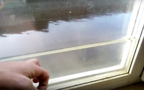 В селе, пострадавшем от паводка в Коми, появились окна с аквариумами (видео)