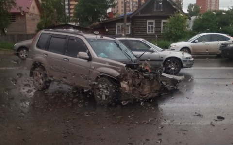 В Сыктывкаре автоледи на «Ниссане» вылетела на встречку, есть пострадавшие (фото)