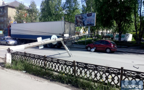 В центре Сыктывкара на дорогу упал бетонный столб (фото)